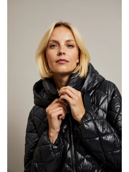 Moodo Кратко стегнато яке с качулка в черно Moodo