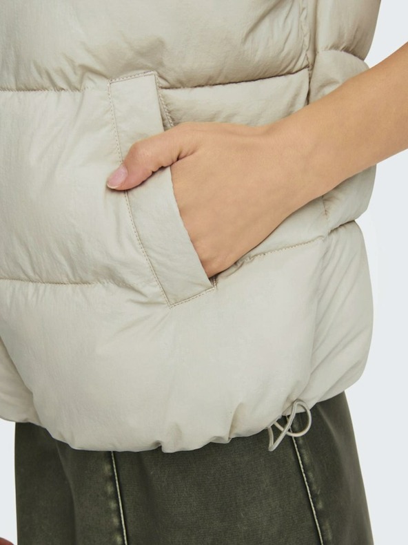 ONLY Бежова ватирана жилетка за жени ONLY Wanja