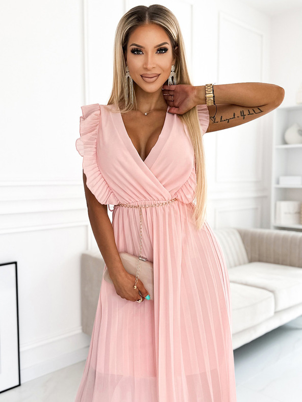 numoco GIORGIA Плисирана рокля с волани, деколте и златна верижка - прасковена Numoco