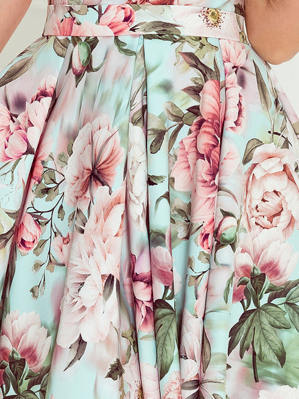 numoco Рокля с по-дълъг гръб, деколте и колан - розови цветя Numoco MAYA