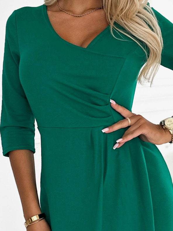 numoco Рокля с рюшове и деколте - зелена Numoco IRIS