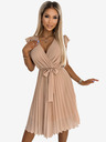 numoco Плисирана рокля с деколте и волани - бежова Numoco POLINA