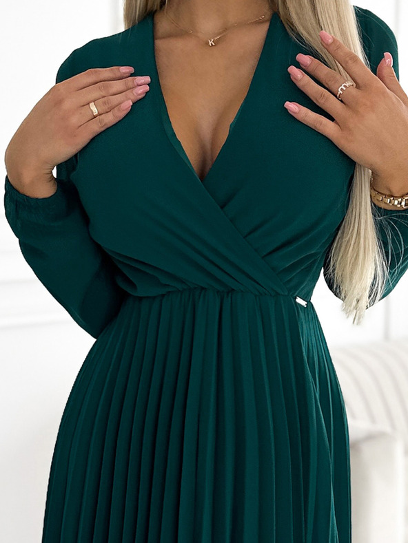 numoco Плисирана рокля от шифон с деколте - зелена Numoco ISABELLE