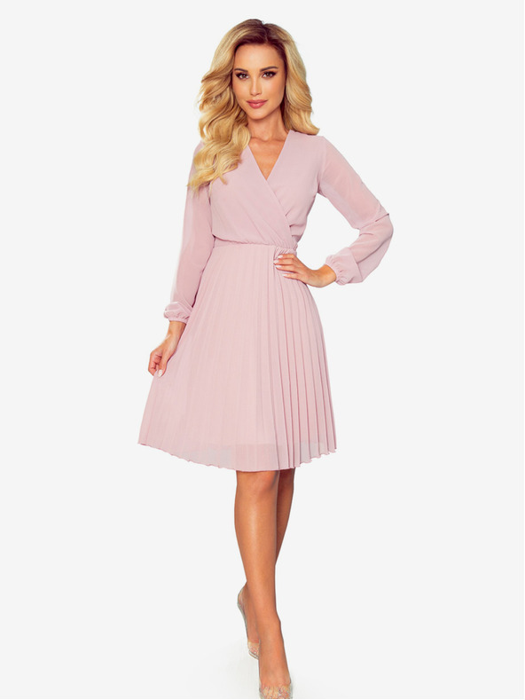 numoco Плисирана рокля с деколте и дълги ръкави - прахово розово Numoco ISABELLE