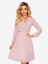 numoco Плисирана рокля с деколте и дълги ръкави - прахово розово Numoco ISABELLE