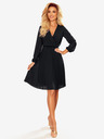 numoco Плисирана рокля с деколте и дълги ръкави - черна Numoco ISABELLE
