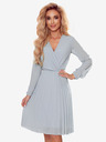 numoco Плисирана рокля с деколте и дълъг ръкав - сиво Numoco ISABELLE