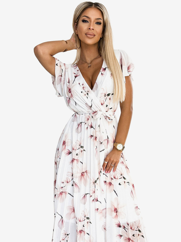 numoco Плисирана миди рокля с деколте и волани - цвят на праскова на бял фон Numoco LISA