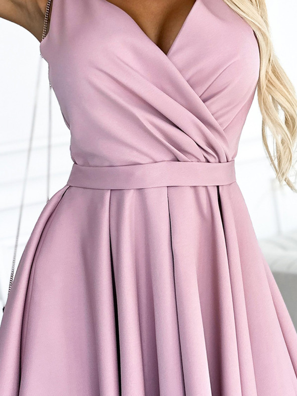 numoco Рокля с по-дълъг гръб, деколте и колан - мръсно розово Numoco MAYA