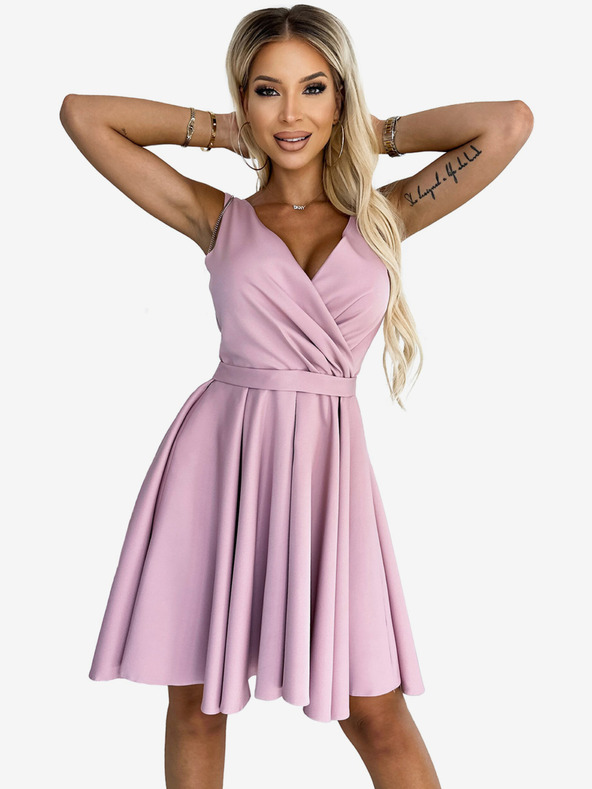 numoco Рокля с по-дълъг гръб, деколте и колан - мръсно розово Numoco MAYA