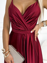 numoco Елегантна дълга рокля от сатен с деколте и разрез на крачолите - бургундско Numoco JULIET