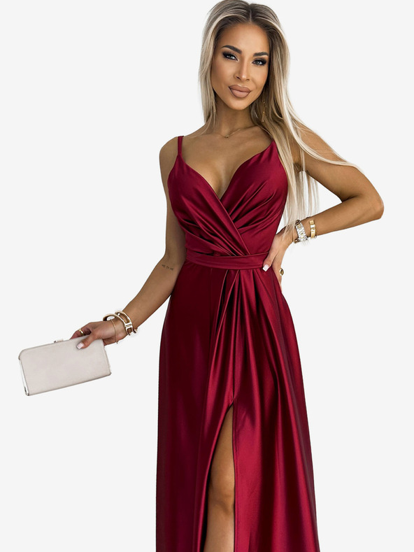 numoco Елегантна дълга рокля от сатен с деколте и разрез на крачолите - бургундско Numoco JULIET