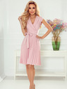 numoco Плисирана рокля с деколте на кърпичка - прахово розово Numoco WENDY