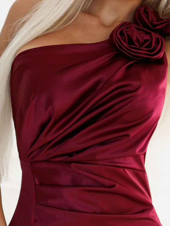 numoco Дълга сатенена рокля с едно рамо и рози - бордо Numoco AURORA