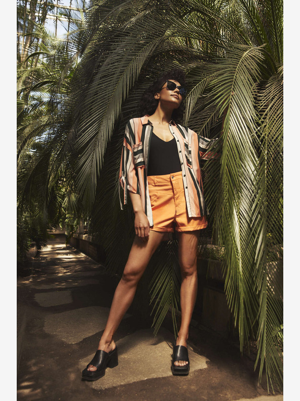 Moodo Оранжеви къси панталони за жени Moodo