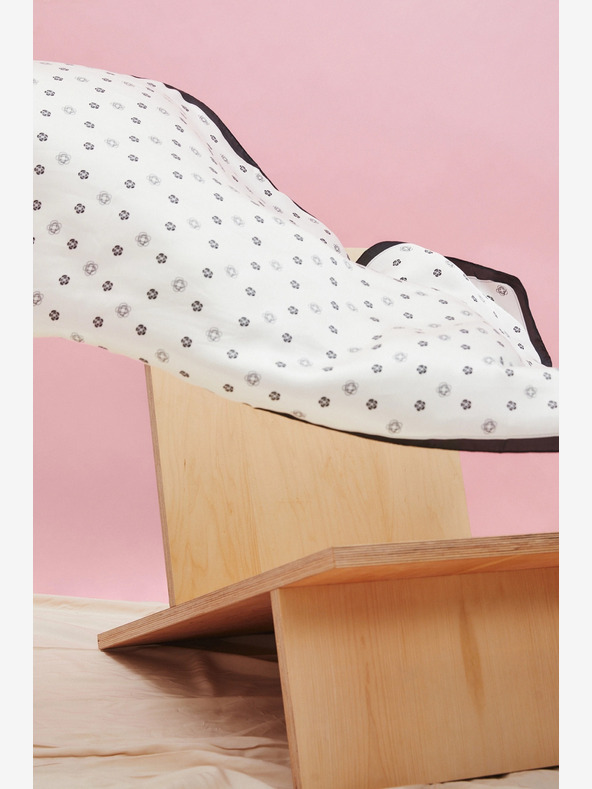 Moodo Черно-бял дамски шал с флорални мотиви Moodo