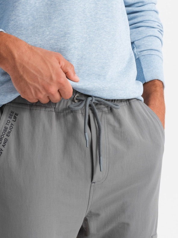 Ombre Clothing Мъжки панталони джогинг с джобове и щампа сиво Омбре Облекло