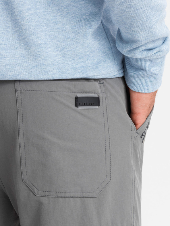 Ombre Clothing Мъжки панталони джогинг с джобове и щампа сиво Омбре Облекло