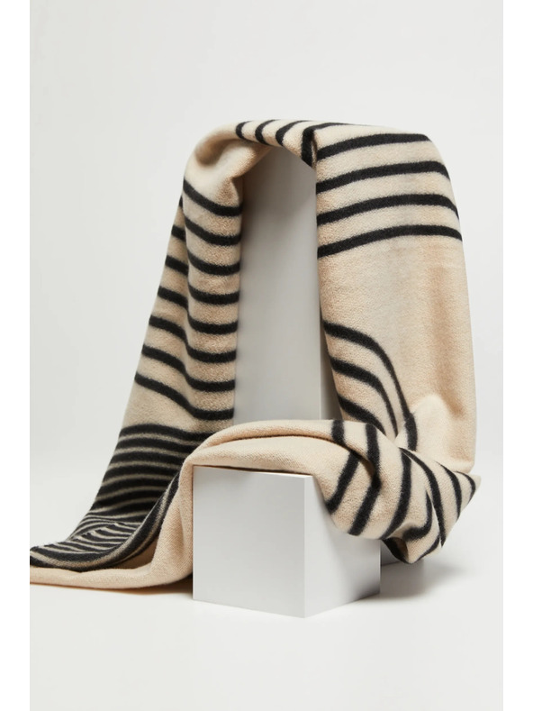 Moodo Черно-бежов дамски шал с десен Moodo