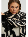 Moodo Крем-черен дамски шал с десен Moodo