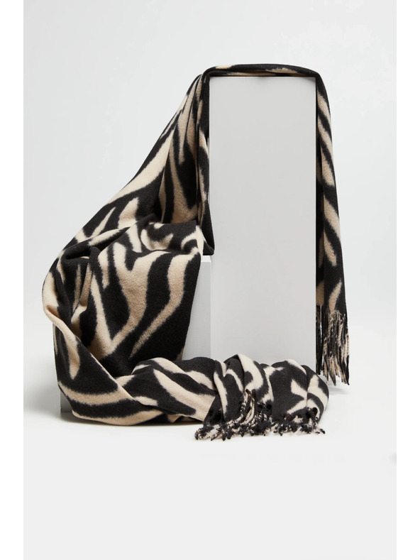 Moodo Крем-черен дамски шал с десен Moodo