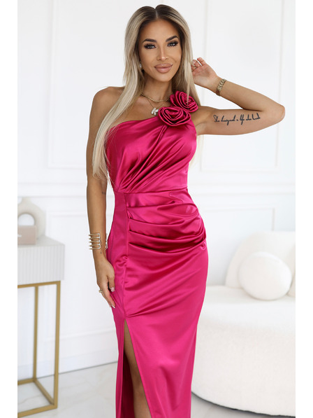 numoco AURORA Сатенена рокля дълга на едно рамо с роза и цепка | Розова