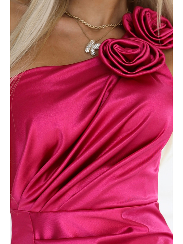 numoco AURORA Сатенена рокля дълга на едно рамо с роза и цепка | Розова