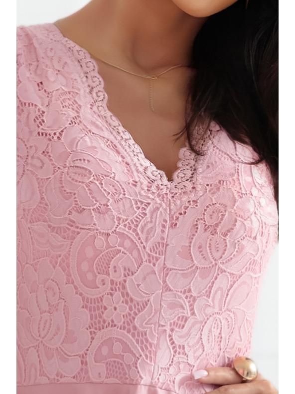 numoco Светлорозова рокля с дантела