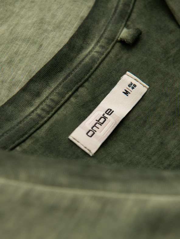 Ombre Clothing Мъжка памучна тениска с V-образно деколте и изтрит ефект - маслинено зелено