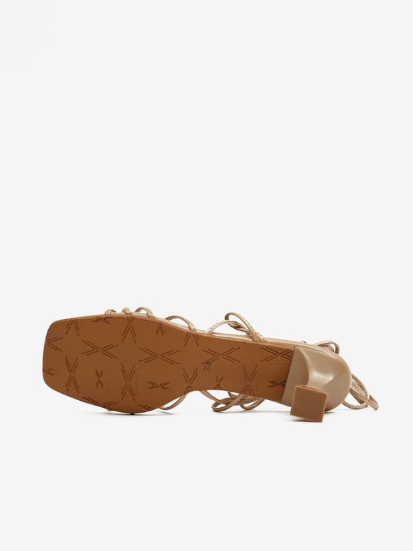 Ojju Бежови дамски сандали с дантела на ток OJJU