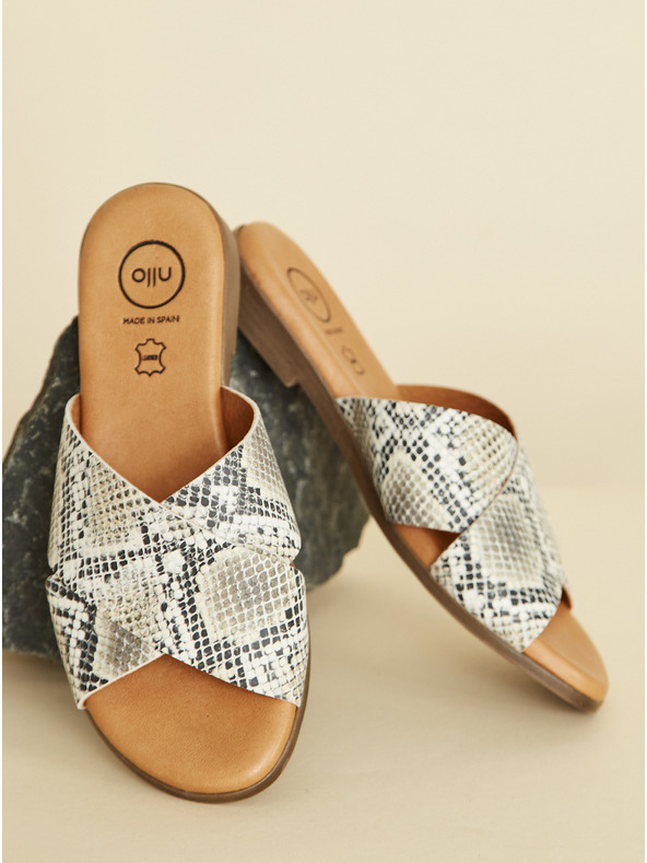 Ojju Сиви кожени чехли със змийска шарка OJJU