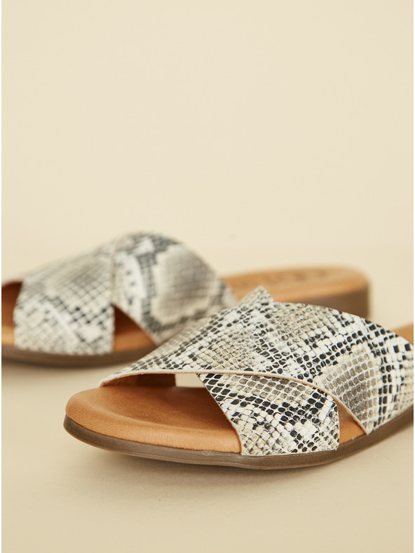 Ojju Сиви кожени чехли със змийска шарка OJJU