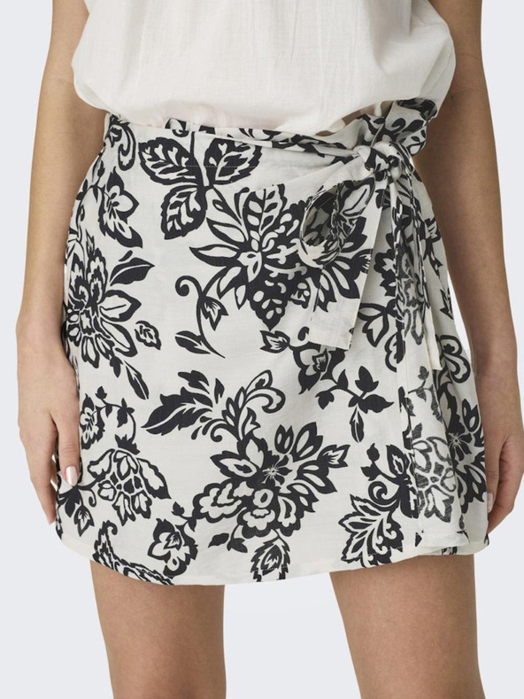 ONLY Бели дамски шарени къси панталони/пола ONLY Kiera