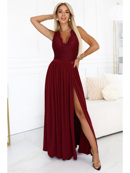 numoco Дълга рокля LEA с дантелено деколте и цепка - винено червена