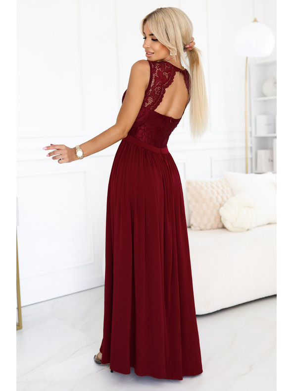 numoco Дълга рокля LEA с дантелено деколте и цепка - винено червена