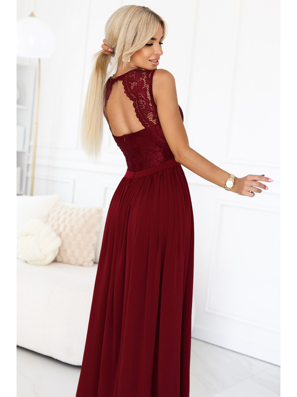 numoco Дълга рокля LEA с дантелено деколте и цепка - винено червена