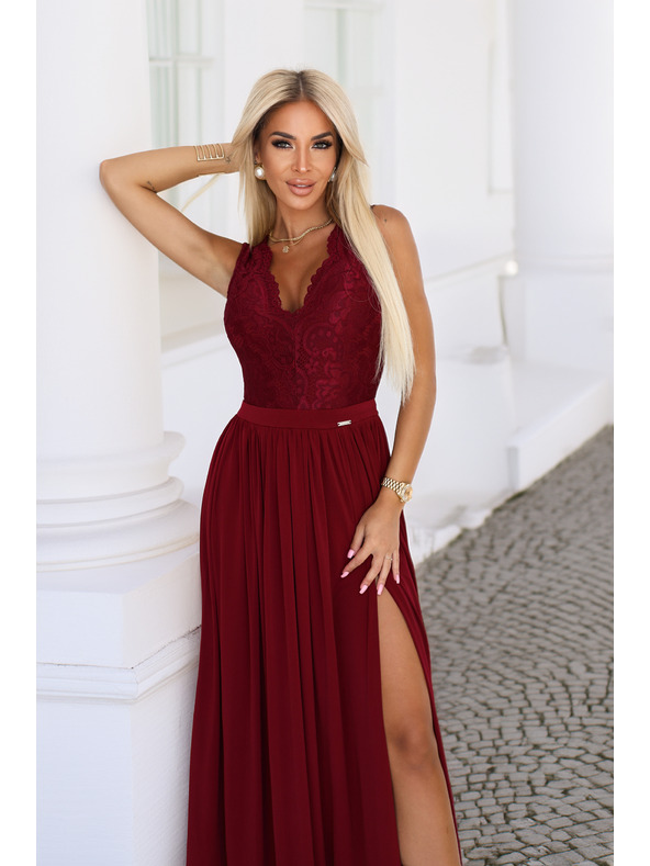 numoco Дълга рокля LEA с дантелено деколте и цепка - винено червена