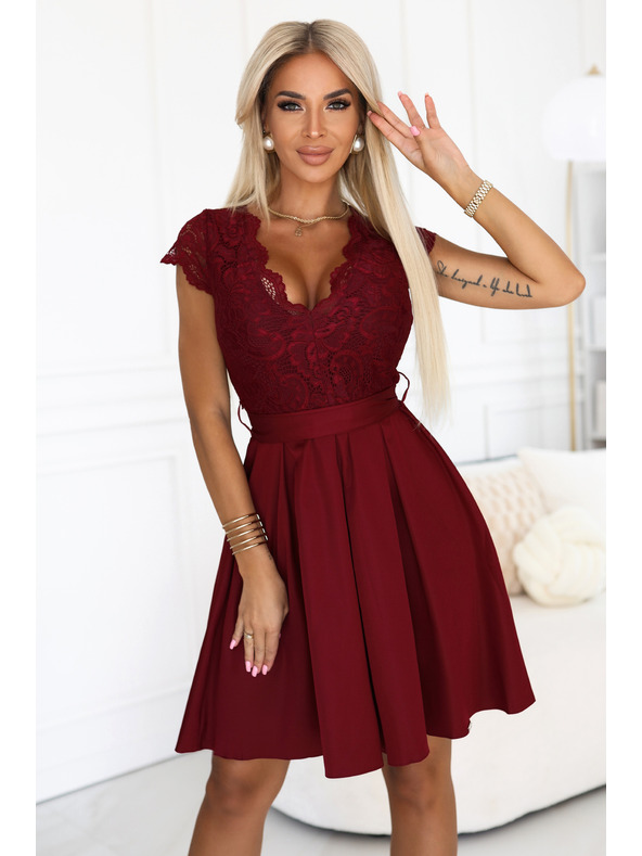 numoco Дантелена рокля ANNA с деколте и разширена пола - винено червена