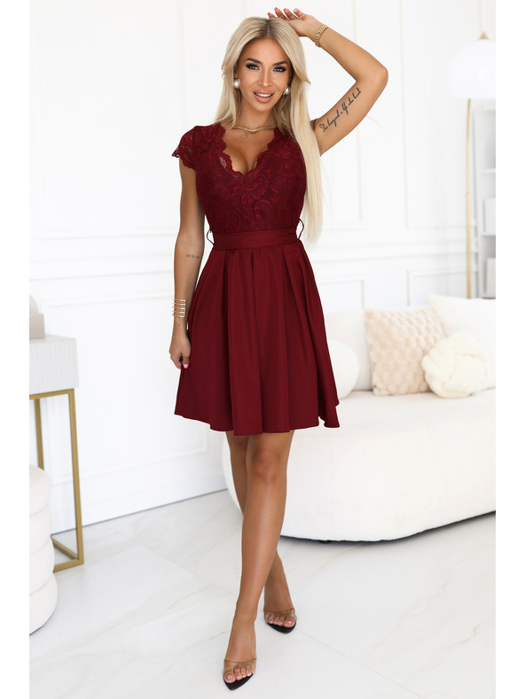 numoco Дантелена рокля ANNA с деколте и разширена пола - винено червена