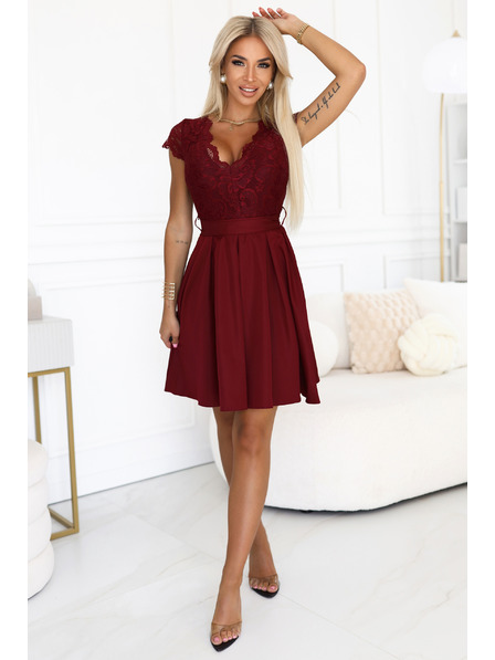 numoco Дантелена рокля ANNA с деколте и разширена пола - винено червена