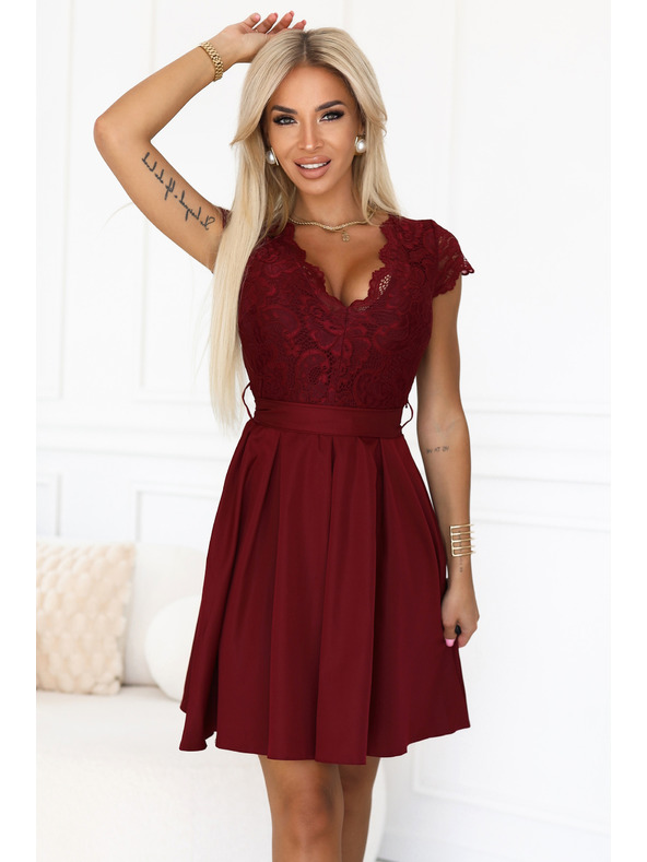 numoco Дантелена рокля ANNA с деколте и разширена пола - винено червена