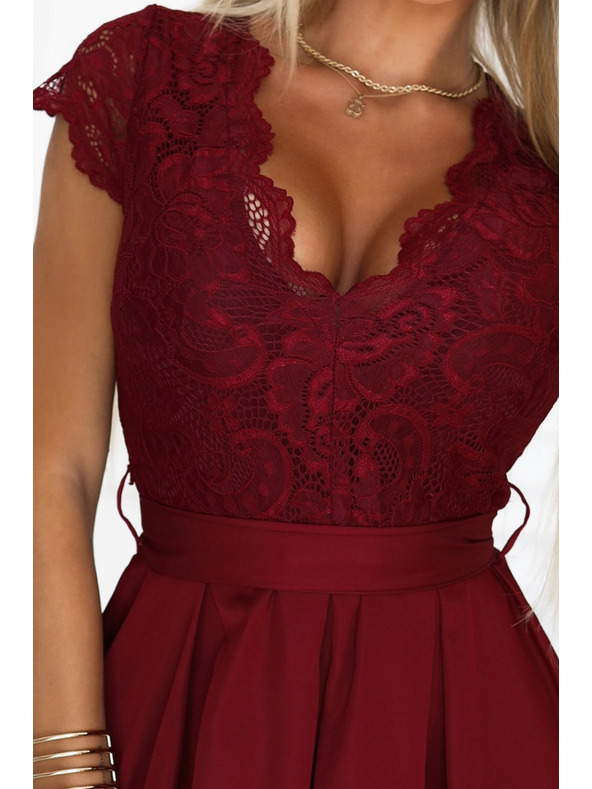 numoco Дантелена рокля ANNA с деколте и разширена пола - винено червена