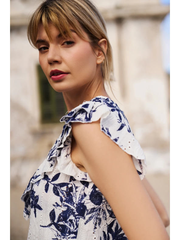 Moodo Дамска тениска Moodo – бяла с сини цветя