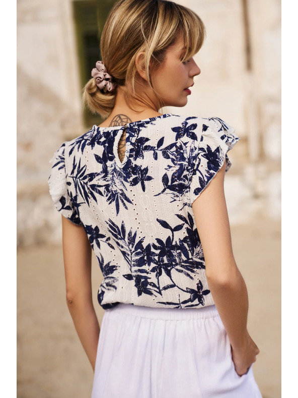 Moodo Дамска тениска Moodo – бяла с сини цветя