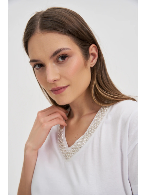 Moodo Дамска тениска с декориран деколте – бяла