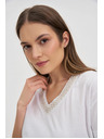 Moodo Дамска тениска с декориран деколте – бяла