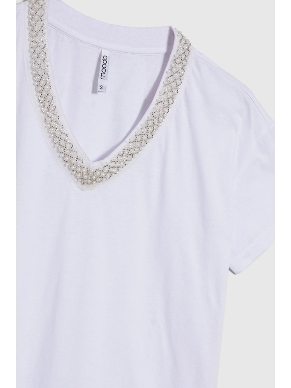 Moodo Дамска тениска с декориран деколте – бяла