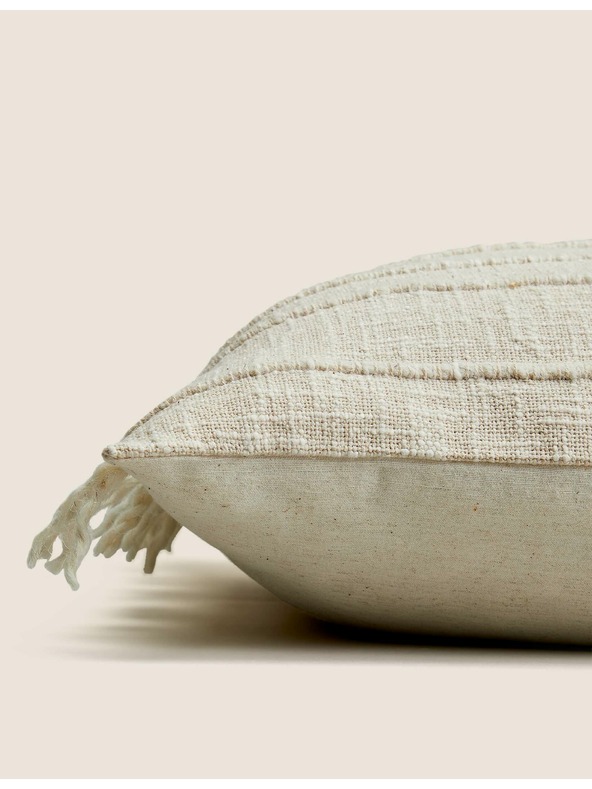 Marks & Spencer Възглавница на райета с пискюли с високо съдържание на памук Marks & Spencer кремава