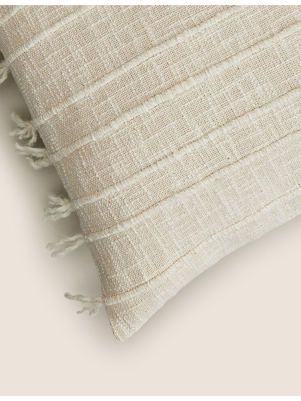 Marks & Spencer Възглавница на райета с пискюли с високо съдържание на памук Marks & Spencer кремава