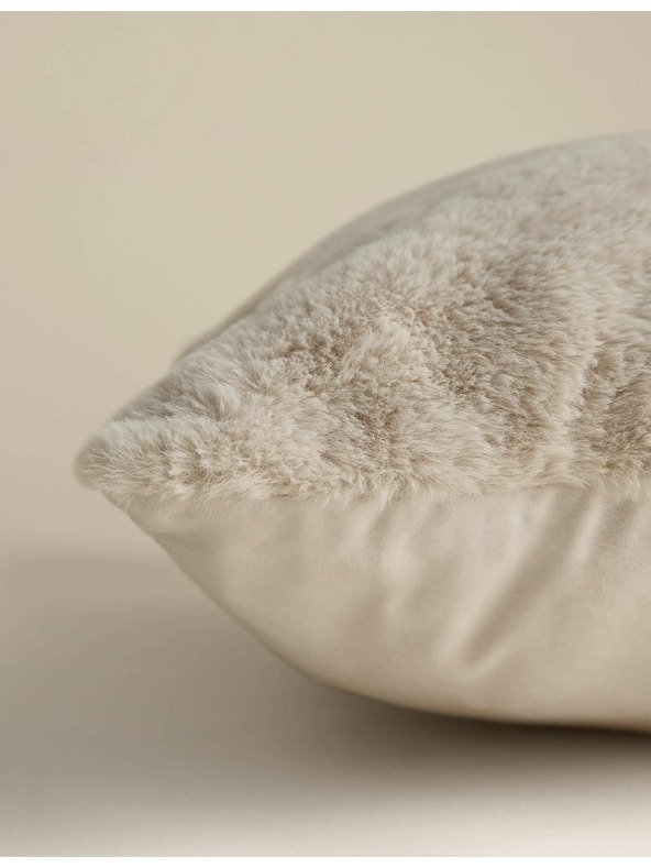 Marks & Spencer Изключително мека възглавничка от изкуствена кожа Marks & Spencer екрю